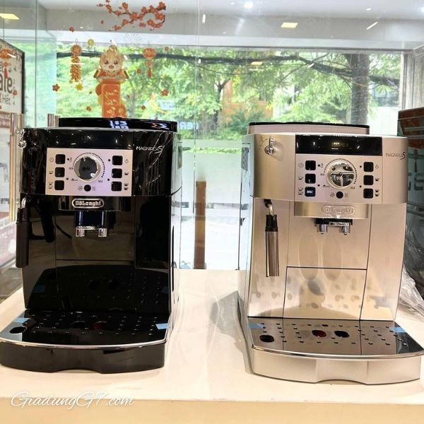 Máy pha cà phê Delonghi ECAM 22.110.SB là dòng máy pha cà phê tự động nhỏ gọn nhất của thương hiệu Delonghi,