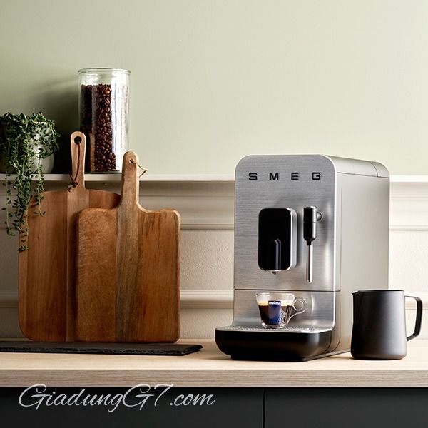 Máy pha cà phê Smeg BCC02BLMEU thiết kế hiện đại cho mọi căn phòng
