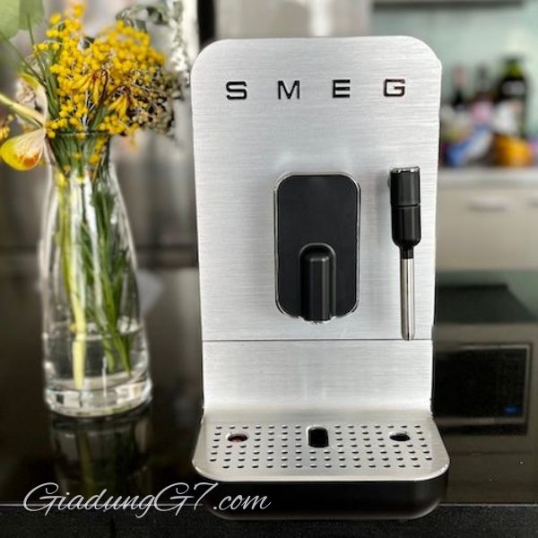 Máy pha cà phê Smeg BCC02BLMEU Sở hữu thiết kế thanh lịch, hiện đại, phong cách 50 của Ý, dễ sử dụng.
