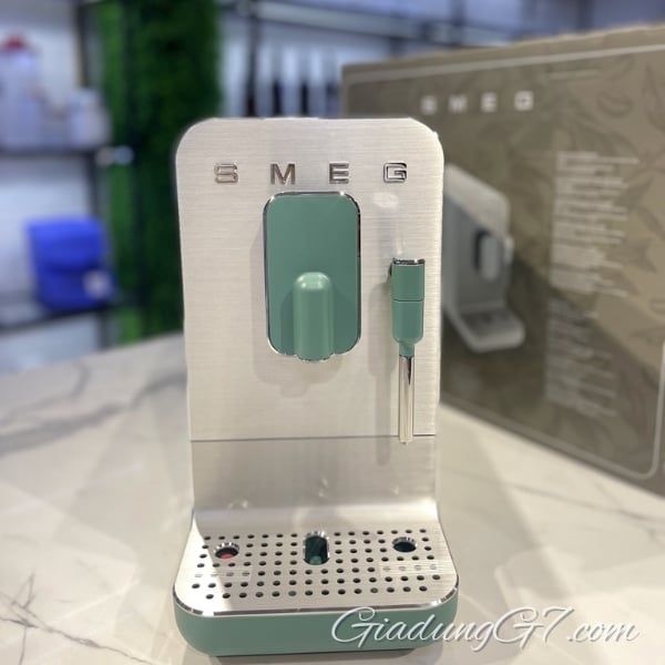 Máy pha cà phê Smeg BCC02EGMEU với đũa hơi để pha chế đồ uống từ sữa và hệ thống gia nhiệt Thermoblock đảm bảo thời gian chuẩn bị máy nhanh hơn