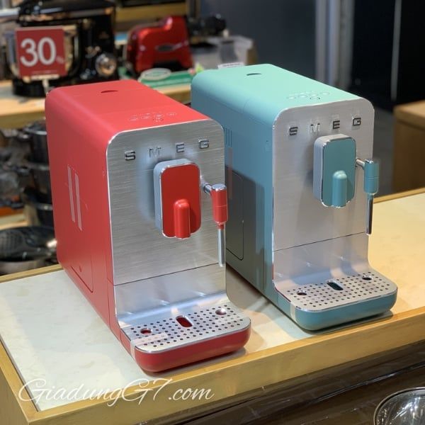 Máy pha cà phê Smeg BCC02EGMEU Sở hữu thiết kế thanh lịch, hiện đại, phong cách 50 của Ý, dễ sử dụng.