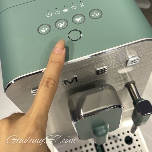 Máy pha cà phê Smeg BCC02EGMEU dễ dàng sử dụng