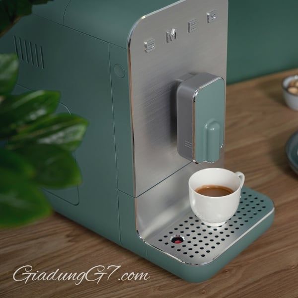 Máy pha cà phê Smeg BCC02EGMEU Pha chế các loại cà phê cổ điển như ristretto, espresso, americano, cappuccino, latte macchiato, nước nóng