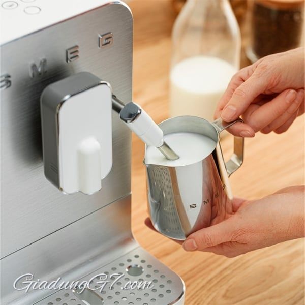 Máy pha cà phê Smeg BCC12WHMEU màu trắng giúp bạn Thưởng thức cà phê theo phong cách Ý