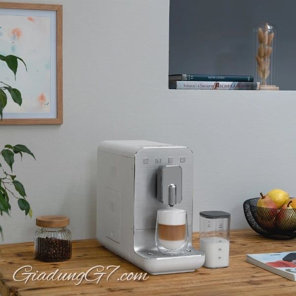 Máy pha cà phê Smeg BCC12WHMEU màu trắng với mức độ xay có thể điều chỉnh và độ dài cà phê có thể điều chỉnh