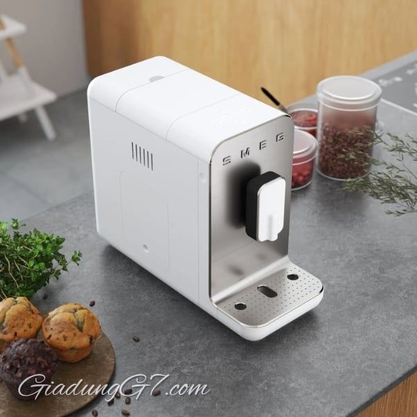 Máy pha cà phê Smeg BCC12WHMEU màu trắng Sở hữu thiết kế thanh lịch, hiện đại, phong cách 50 của Ý, dễ sử dụng.