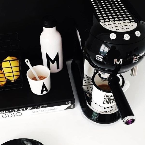Máy pha cà phê Smeg ECF01BLEU màu đen được trang bị máy đánh sữa
