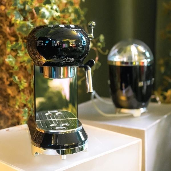 Máy pha cà phê Smeg ECF01BLEU cho phép khởi động máy nhanh và kiểm soát nhiệt độ nước chính xác để pha cà phê, nước nóng hoặc hơi nước.