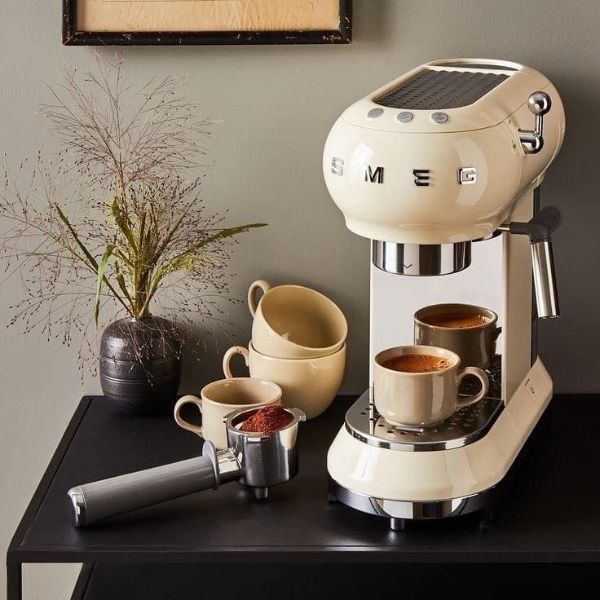 Máy pha cà phê thủ công Smeg ECF01CREU Thiết kế Retro - phong cách của những năm 50