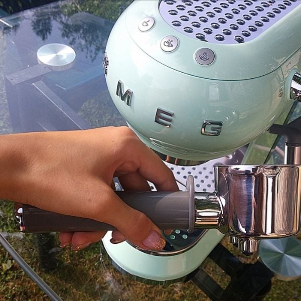 Máy pha cà phê Espresso Smeg ECF01PGEU thiết kế chắc chắn và đẹp