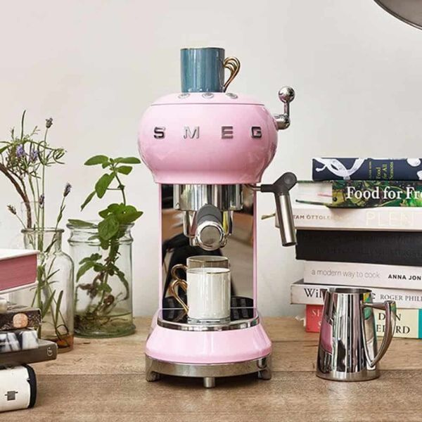 Máy pha cà phê Espresso Smeg ECF01PKEU với Hệ thống báo động De-Calc