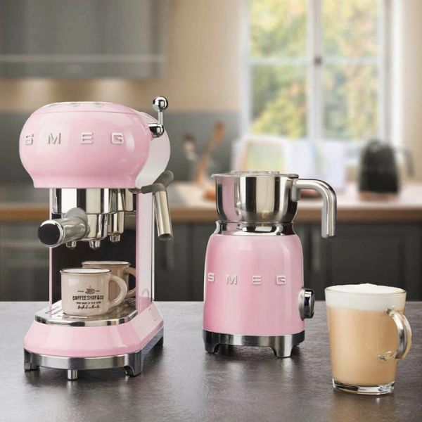 Máy pha cà phê Espresso Smeg ECF01PKEU có thể được sử dụng với cả cà phê xay và cà phê viên nén