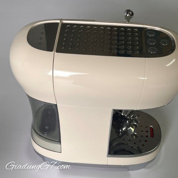 Máy pha cà phê thủ công Smeg ECF02CREU rất đẹp, rất thú vị khi sử dụng và tạo ra cà phê tuyệt hảo.