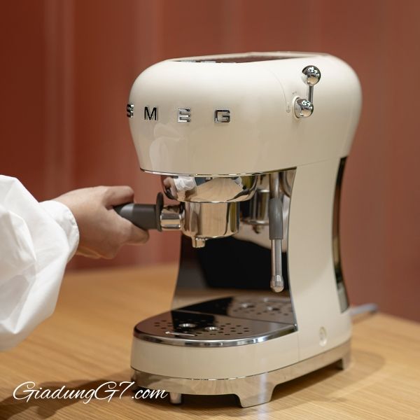 Máy pha cà phê Smeg ECF02CREU màu kem Thiết kế Retro - phong cách của những năm 50