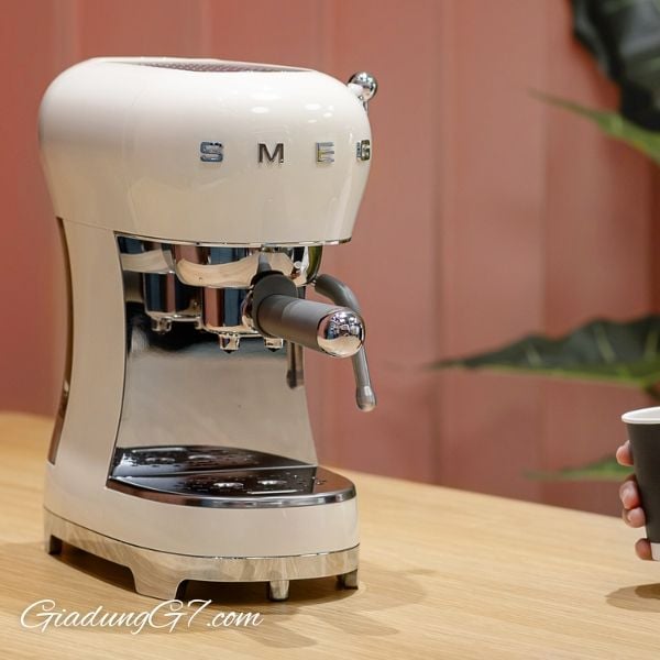 Máy pha cà phê Smeg ECF02CREU màu kem Máy pha cà phê Espresso Smeg ECF02CREU có thể được sử dụng với cả cà phê xay và cà phê viên nén ESE espresso,