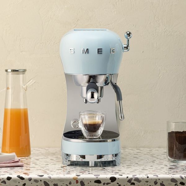 Máy pha cà phê Smeg ECF02PBEU được làm nóng bằng hệ thống thermoblock