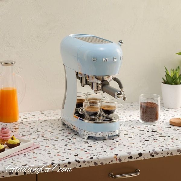 Máy pha cà phê Smeg ECF02PBEU có bộ tạo bọt sữa cung cấp cho bạn một số tùy chọn cài đặt như nhiệt độ hoặc áp suất pha