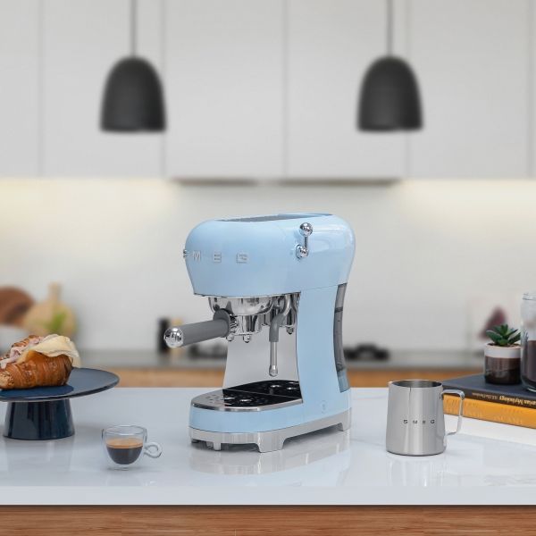 Máy pha cà phê thủ công Smeg ECF02PBEU rất đẹp, rất thú vị khi sử dụng và tạo ra cà phê tuyệt hảo