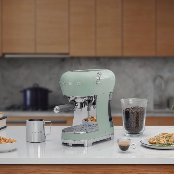 Máy pha cà phê Smeg ECF02PGEU chinh phục những người yêu cà phê