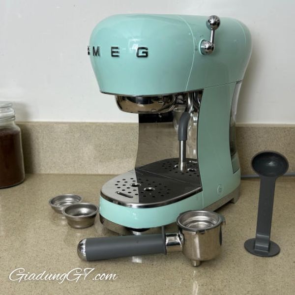 Máy pha cà phê thủ công Smeg ECF02PGEU rất đẹp, rất thú vị khi sử dụng và tạo ra cà phê tuyệt hảo.