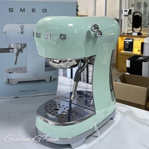 Máy pha cà phê Smeg ECF02PGEU có bộ tạo bọt sữa cung cấp cho bạn một số tùy chọn cài đặt như nhiệt độ hoặc áp suất pha