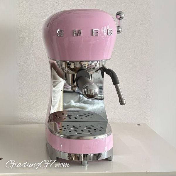 Máy pha cà phê Smeg ECF02PKEU màu hồng - Made in Italy có bộ tạo bọt sữa cung cấp cho bạn một số tùy chọn cài đặt như nhiệt độ hoặc áp suất pha