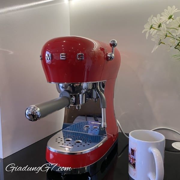 Smeg ECF02 là máy pha cà phê espresso mới nhất, được nâng cấp của thương hiệu này.