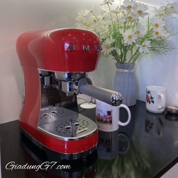 Máy pha cà phê thủ công Smeg ECF02RDEU rất đẹp, rất thú vị khi sử dụng và tạo ra cà phê tuyệt hảo