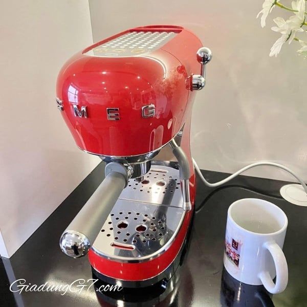Smeg ECF02 là máy pha cà phê espresso mới nhất, được nâng cấp của thương hiệu này.