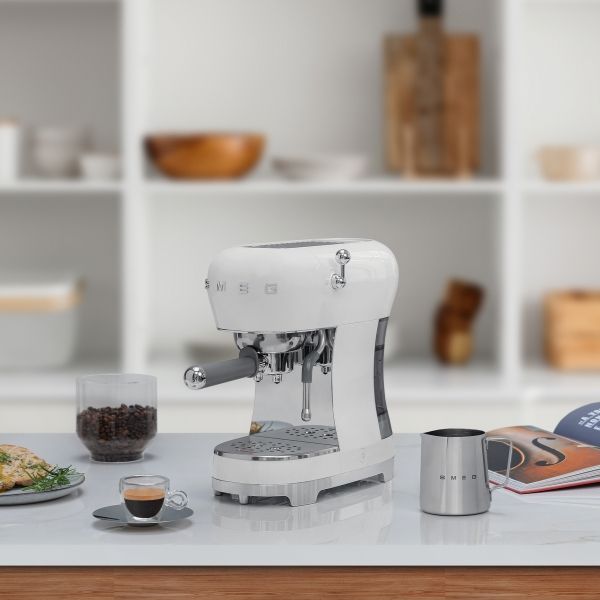 Smeg ECF02 là máy pha cà phê espresso mới nhất, được nâng cấp của thương hiệu này