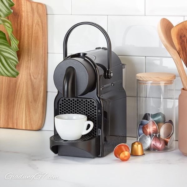 Máy pha cà phê viên nén Nespresso Delonghi EN 80.B màu đen là một chiếc máy nhỏ thông minh giúp cuộc sống của bạn dễ dàng hơn và phù hợp hoàn hảo với mọi thiết kế nội thất.