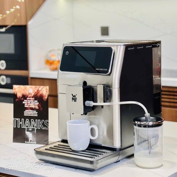 WMF Perfection 680 là niềm vui cho mọi giác quan của bạn, với giao diện trực quan giúp bạn dễ dàng thưởng thức cà phê tươi được pha chế hoàn hảo