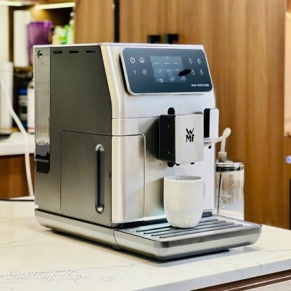 WMF Perfection 680 là máy pha cà phê hoàn toàn tự động nhỏ gọn được thiết kế để mang đến cho bạn tách cà phê ngon một cách dễ dàng