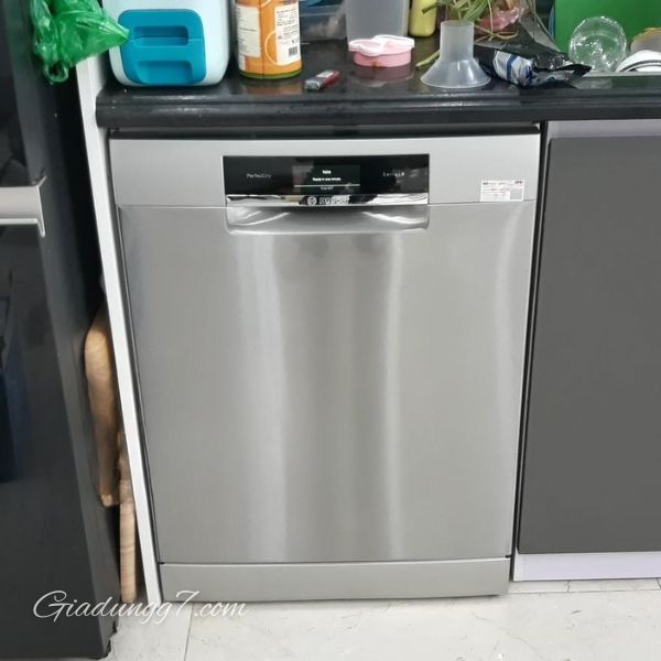 Máy rửa bát&nbsp;Bosch SMS8TCI04E Serie 8 sấy Zeolith&nbsp;không chỉ sở hữu thiết kế độc lập tinh tế mà còn mang lại sự kết hợp hoàn hảo giữa tính linh hoạt và độ bền