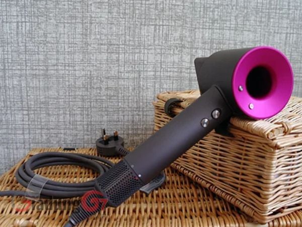 Làm quen với Máy sấy tóc Dyson HD07 để có lớp nền mịn màng, sáng bóng. Nhanh khô. Không có nhiệt độ cực cao.