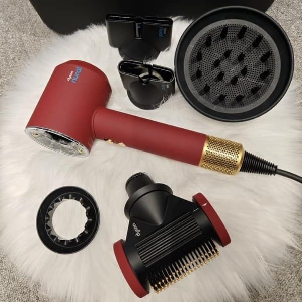 Máy sấy tóc Dyson HD16 Red Velvet Supersonic Nural có Cảm biến khoảng cách được trang bị sẽ phát hiện khoảng cách của tóc khô theo thời gian thực