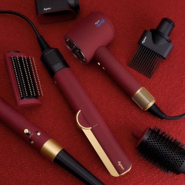 Máy sấy tóc Dyson HD16 Red Velvet Supersonic Nural là máy sấy tóc mạnh mẽ và sáng tạo được thiết kế dành cho những người coi trọng phương pháp chăm sóc tóc chuyên nghiệp