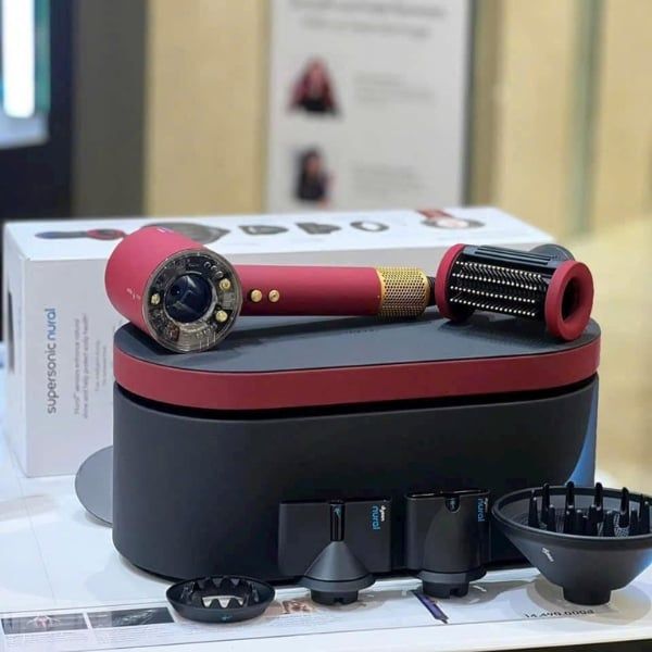 Máy sấy tóc Dyson Supersonic Nural HD16 Có cảm biến tự động thay đổi giảm nhiệt khi đầu sấy di chuyển gần tóc và da đầu!