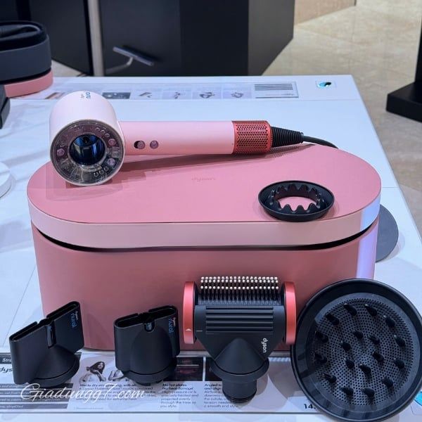 Máy sấy tóc Dyson HD16 Nural - Màu Sakura Cherry Có cảm biến tự động thay đổi giảm nhiệt khi đầu sấy di chuyển gần tóc và da đầu!