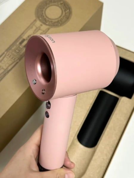 Máy sấy tóc Dyson Supersonic Ceramic Pink HD15 có Bốn phụ kiện tạo kiểu. Bao gồm Lược duỗi mượt tóc con mới.