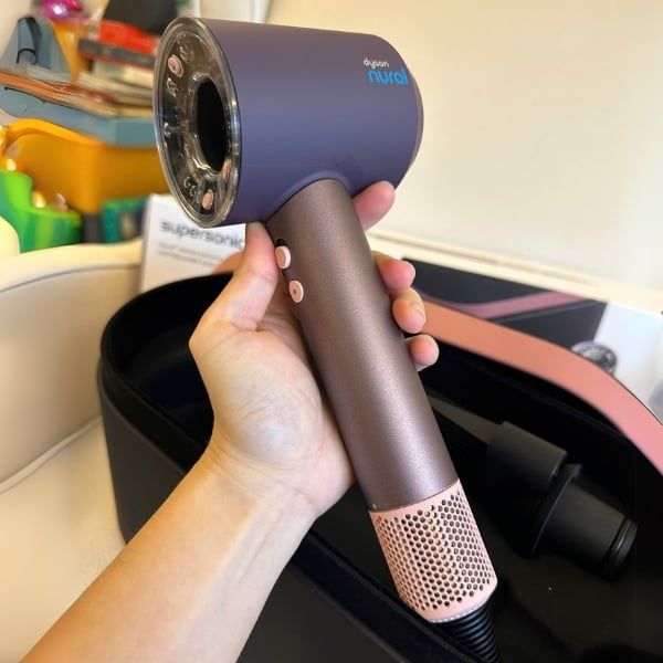 Máy sấy tóc Dyson Supersonic HD16 Nural Jasper plum thiết kế nhỏ gọn, dễ cầm