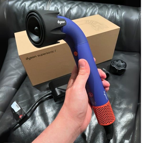 Máy sấy tóc Dyson Supersonic R HD18 nhỏ gọn và dễ sử dụng