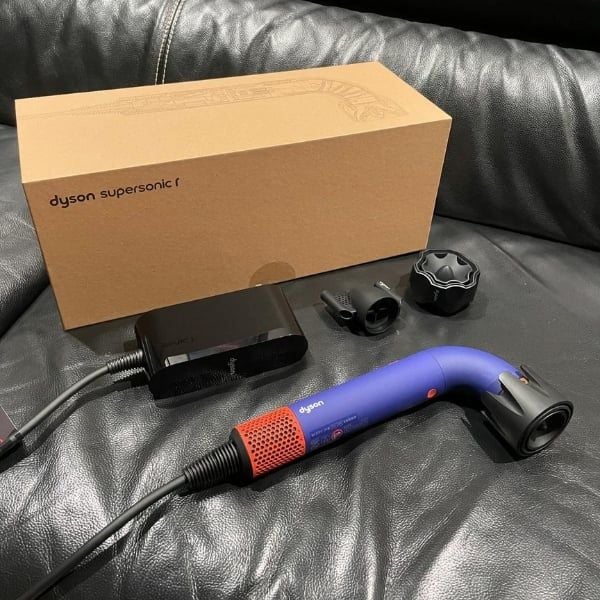Máy sấy tóc Dyson Supersonic R HD18 đi kèm các đầu phụ kiện sấy tóc chuyên nghiệp