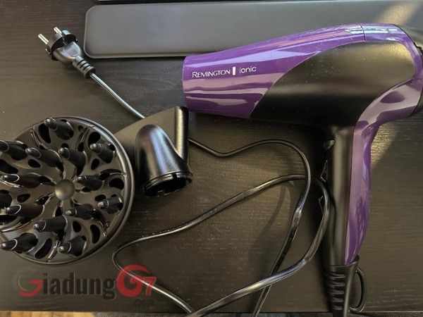 Máy sấy tóc Remington D3190 được trang bị động cơ 2200 watt, 3 cài đặt nhiệt độ và 2 mức công suất.