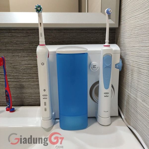 Bàn chải đánh răng Oral-B Smart 5000 và máy tăm nước Oral-B Oxyjet là sản phẩm nên có trong nhà tắm của bạn