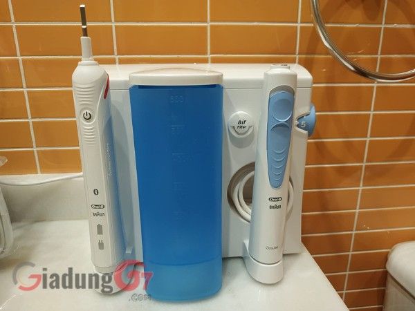 Bàn chải đánh răng Oral-B Smart 5000 và máy tăm nước Oral-B Oxyjet là sản phẩm nên có trong nhà tắm của bạn
