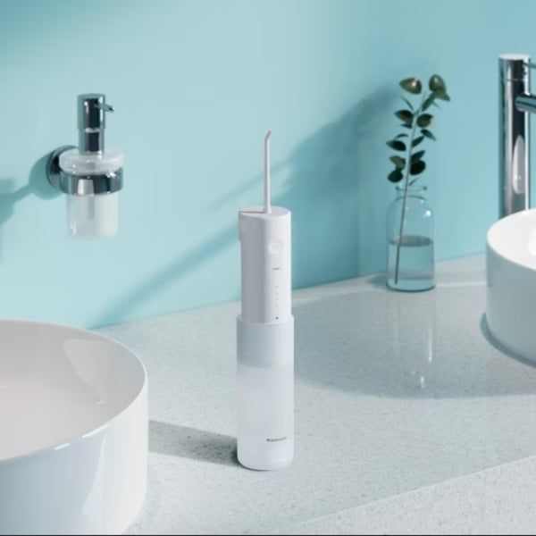 Máy tăm nước Panasonic EW-DJ31 Kích thước nhỏ gọn giúp bạn dễ mang theo và bảo quản
