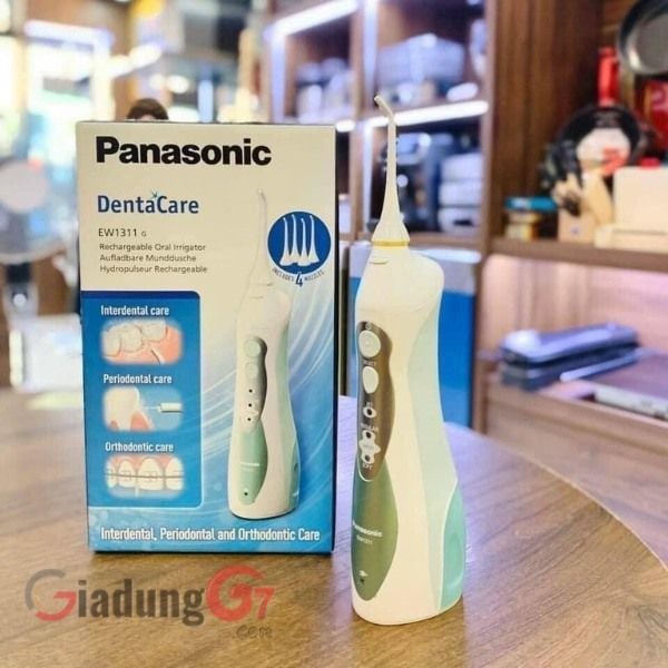 Máy tăm nước Panasonic EW1311 là một thiết bị chăm sóc răng miệng hiệu quả với hai tia nước khác nhau để làm sạch kẽ răng, túi nha chu và thiết bị chỉnh nha