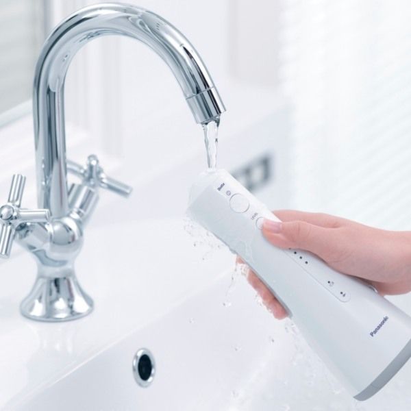 Máy tăm nước Panasonic EW1513 có thể rửa sạch dưới vòi nước đang chảy với thiết kế chống nước cao cấp