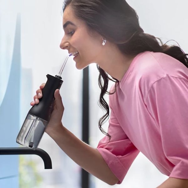 Máy tăm nước Philips Sonicare HX3826/33 đi kèm 2 đầu tăm giúp bạn vệ sinh răng miệng dễ dàng